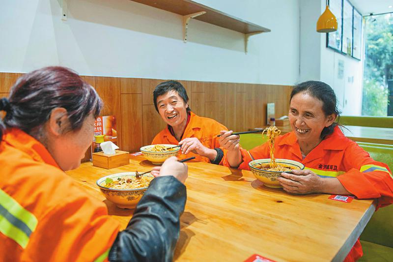 （焦点图，导航成都，移动端轮播图）环卫工人节|成都环卫工夫妻七年坚守岗位 为城市整洁默默付出