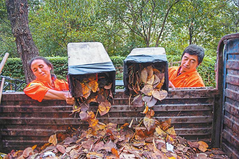 （焦点图，导航成都，移动端轮播图）环卫工人节|成都环卫工夫妻七年坚守岗位 为城市整洁默默付出