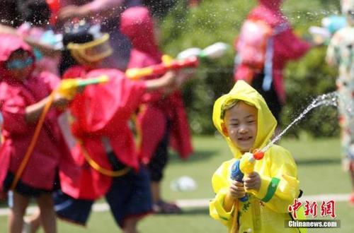 资料图:南京小朋友"水枪大战"嗨翻幼儿园.