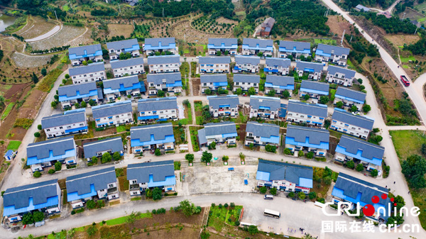 图片默认标题_fororder_5留佳镇五间房村移民安置点环境整洁（摄影-廖志全）