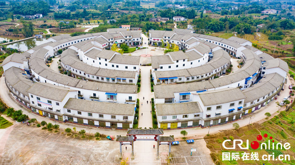 图片默认标题_fororder_7留佳镇凤龙新村移民安置点建筑别具一格（摄影-廖志全）