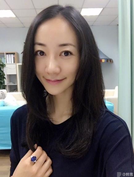 韩雪素颜出镜笑容迷人 苦恼不知该剪什么发型