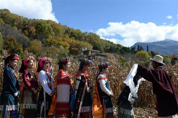 图片默认标题_fororder_2.参加成人礼仪式的丹巴姑娘-（摄影-万明雪）