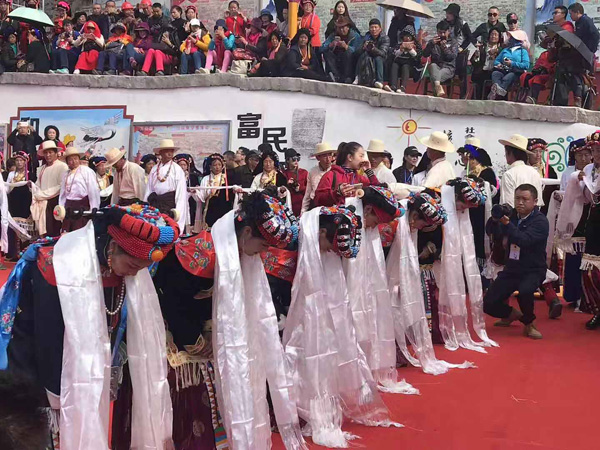 图片默认标题_fororder_1.成人礼仪式-（摄影-万明雪）