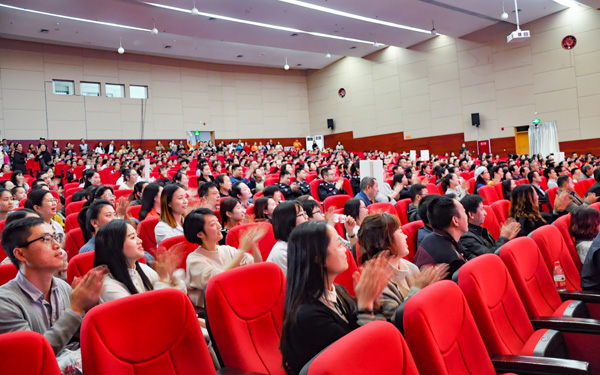 图片默认标题_fororder_3演出博得观众阵阵掌声（摄影-冯常英）