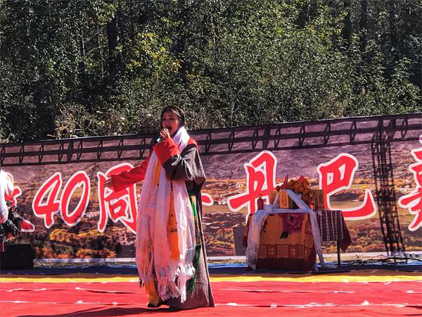 图片默认标题_fororder_4.精彩的歌舞表演-（摄影-万明雪）