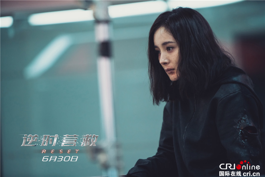 《逆时营救》曝全阵容版海报 杨幂首次挑战枪战戏