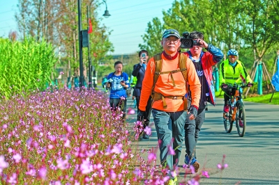 韩国驻汉总领事徒步挑战东湖绿道