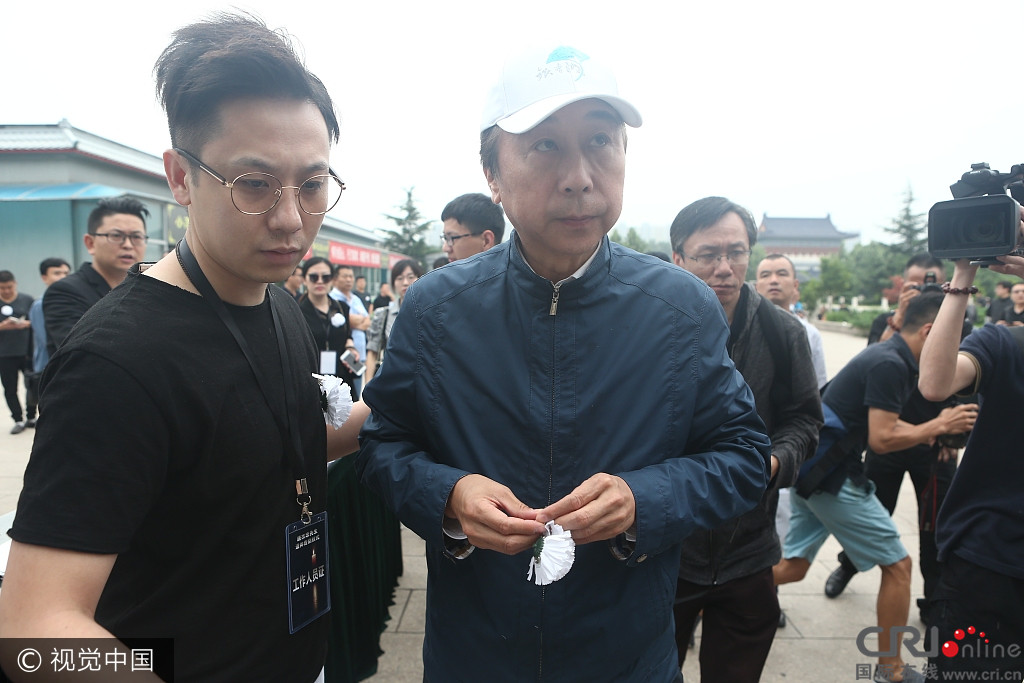 唐杰忠追悼会:姜昆冯巩巩汉林苗阜现身送别 -