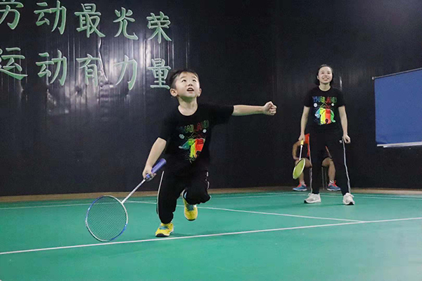 图片默认标题_fororder_母子俩一起参加亲邻羽毛球赛