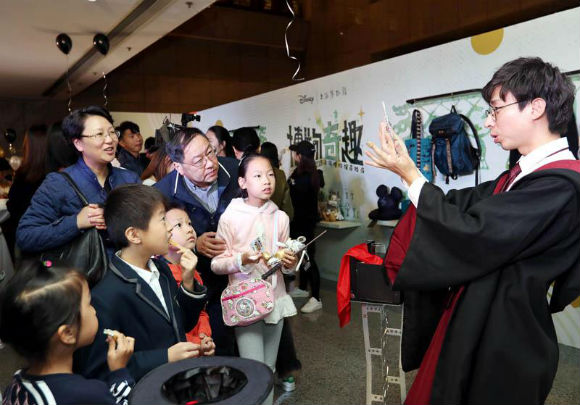 90岁的米老鼠在上海博物馆穿上"青铜"外衣