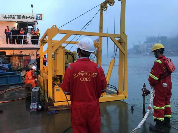 重庆万州公交事故潜水员发现一具遇难者遗体