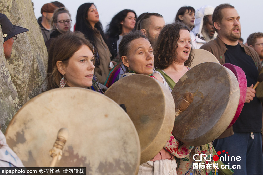 英国民众聚集史前巨石阵 庆祝夏至日到来