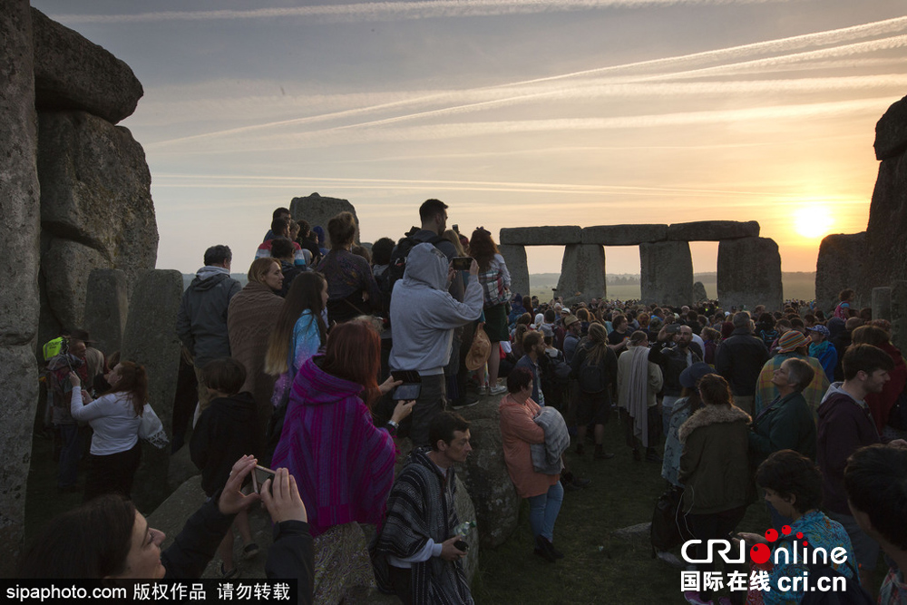 英国民众聚集史前巨石阵 庆祝夏至日到来