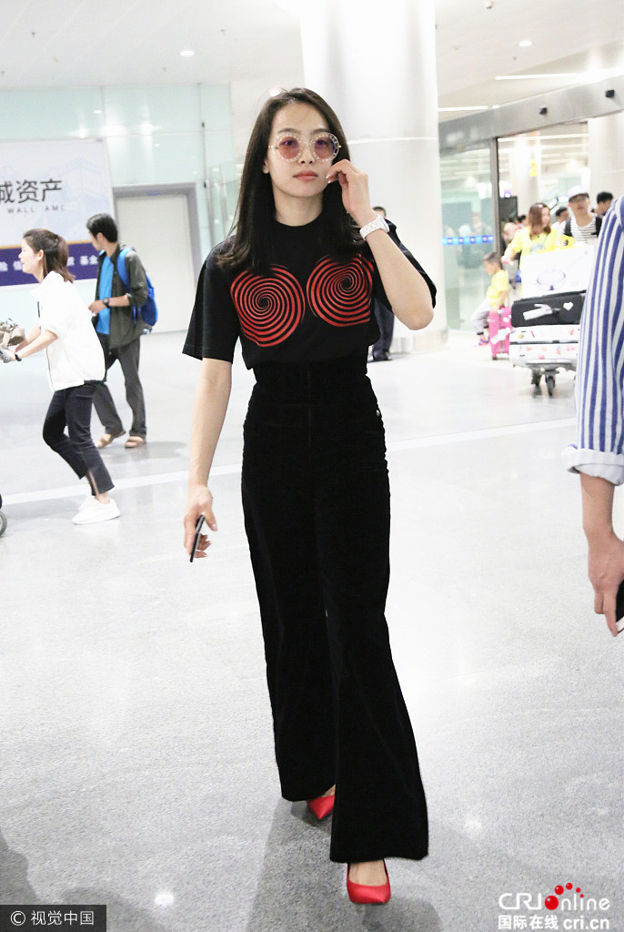 容嬷嬷式笑容！宋茜现身机场胸前两片红抢眼
