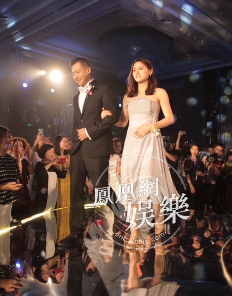 秦凯何姿婚礼现场:新郎新娘热吻(组图)
