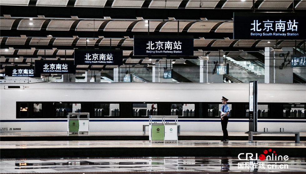 6月26日上午,从北京南站首发的复兴号列车.李晋摄