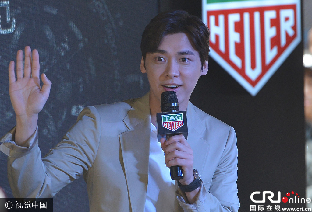 易峰桑拿天穿西服亮相 嘟嘴卖萌遭铁杆粉丝围