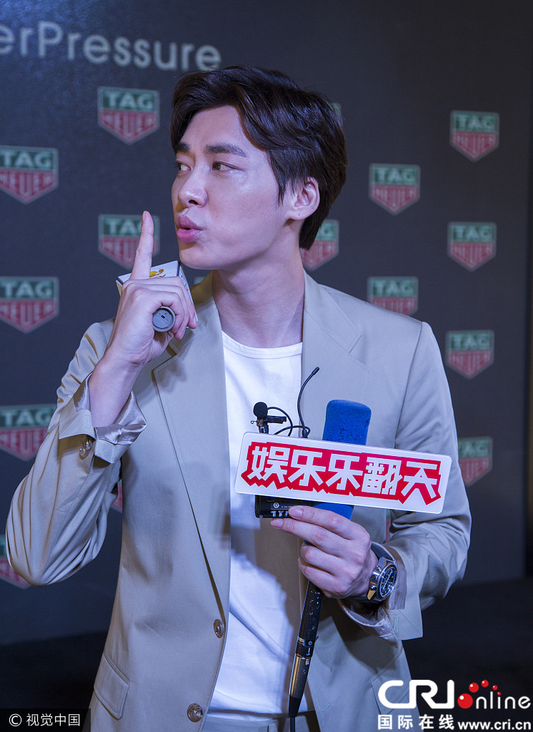 易峰桑拿天穿西服亮相 嘟嘴卖萌遭铁杆粉丝围