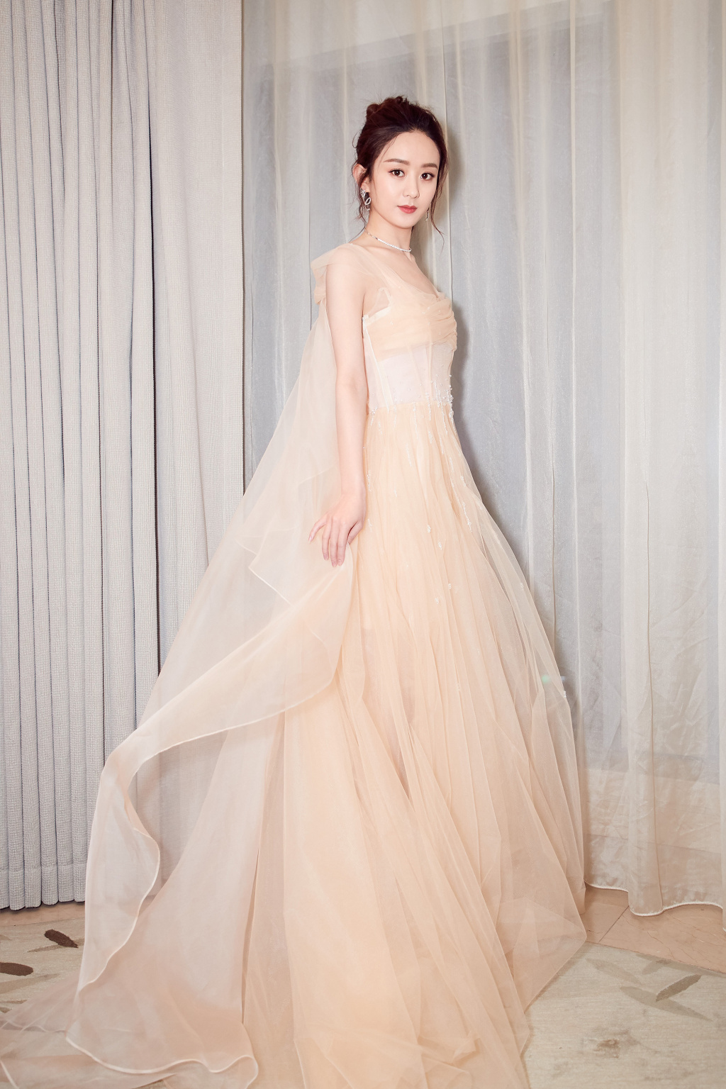 杨幂赵丽颖长得像?谁的身材更好穿长裙更仙呢