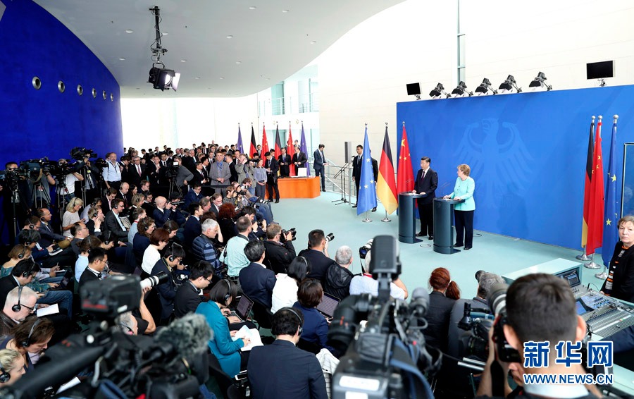 7月5日，国家主席习近平在柏林同德国总理默克尔举行会谈。这是会谈后，两国领导人共同会见记者。 新华社记者马占成摄