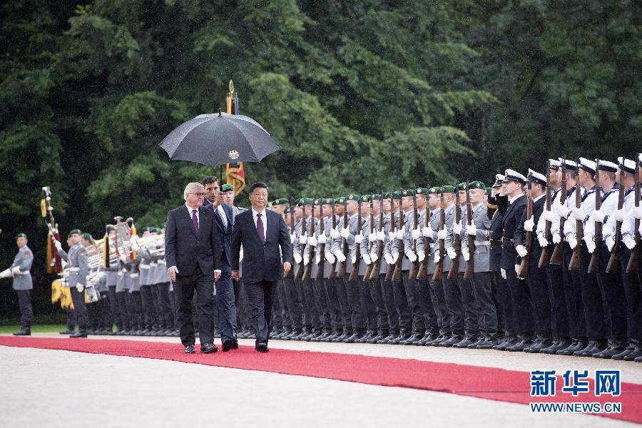 7月5日，国家主席习近平在柏林会见德国总统施泰因迈尔。会见前，施泰因迈尔在总统府花园为习近平举行隆重欢迎仪式。 新华社记者 李学仁 摄