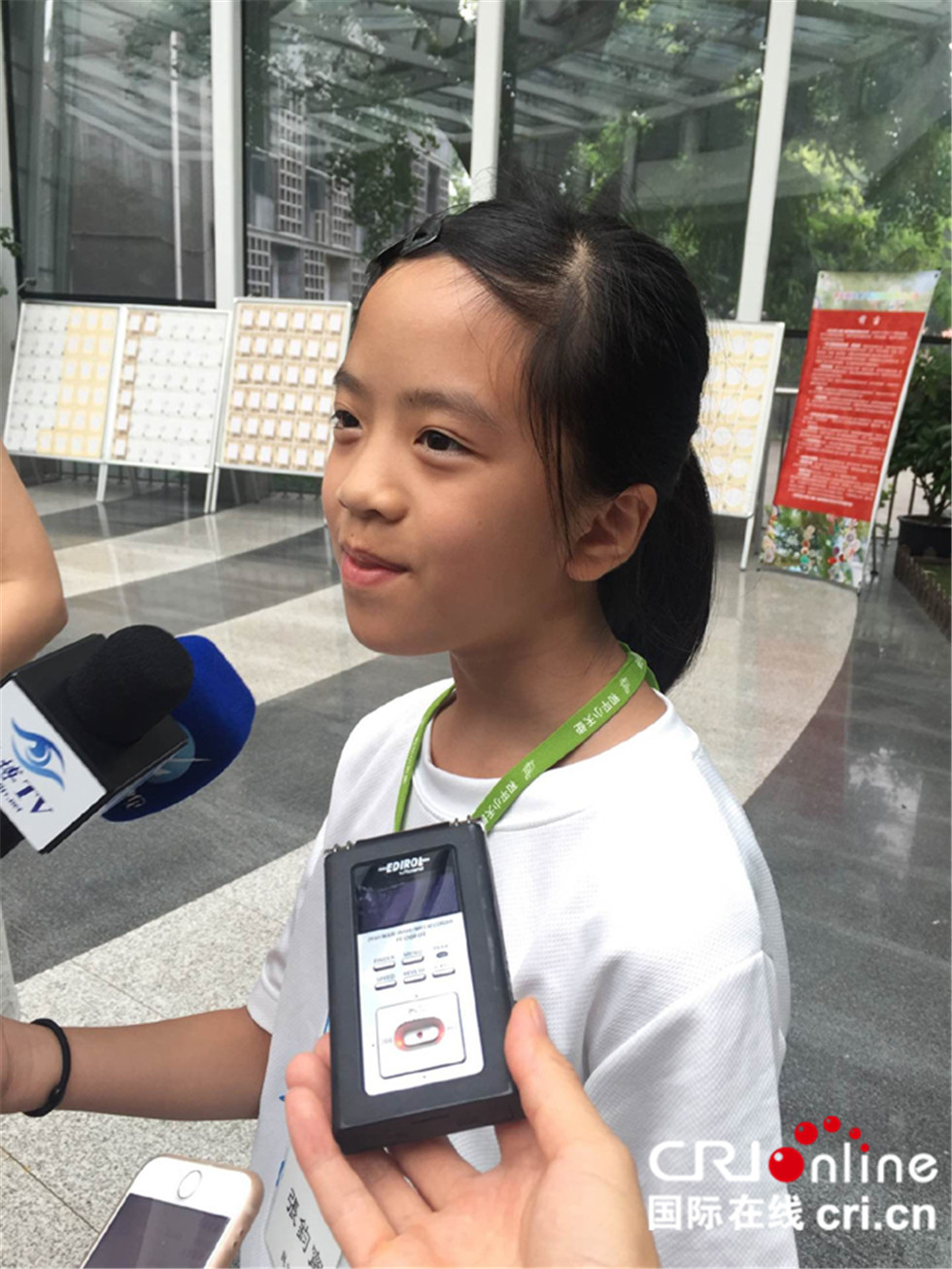 台北市民族小学四年级的张钧甯接受记者采访