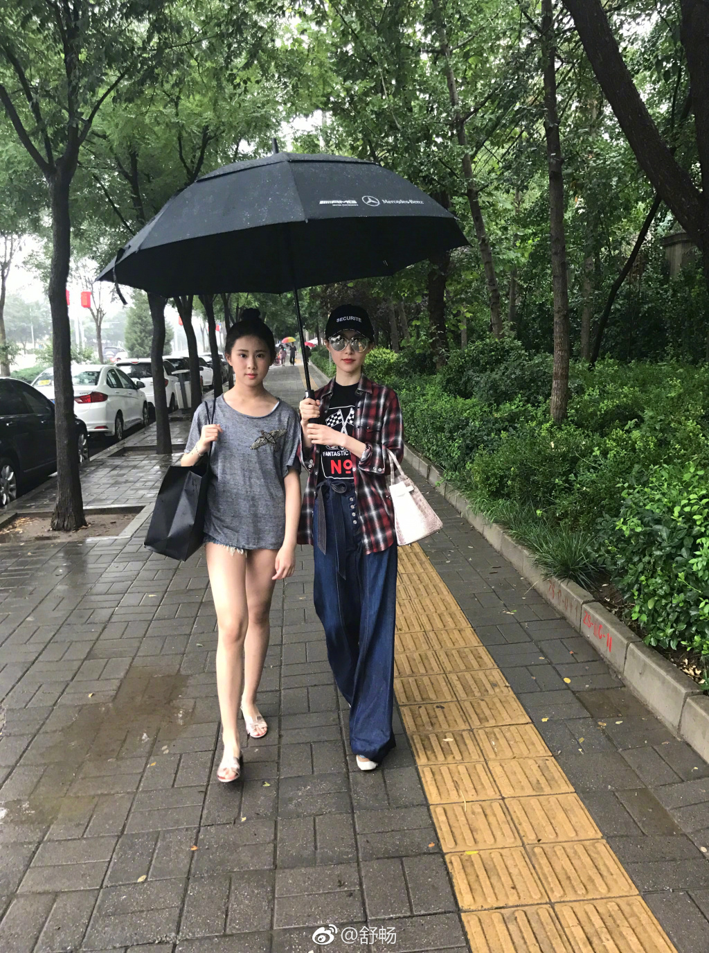 舒畅晒与侄女合照似姐妹花 侄女秀美腿抢镜