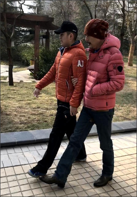 徐锦江17岁儿子长相帅气 与爸爸一样高 - 国际在线移动版