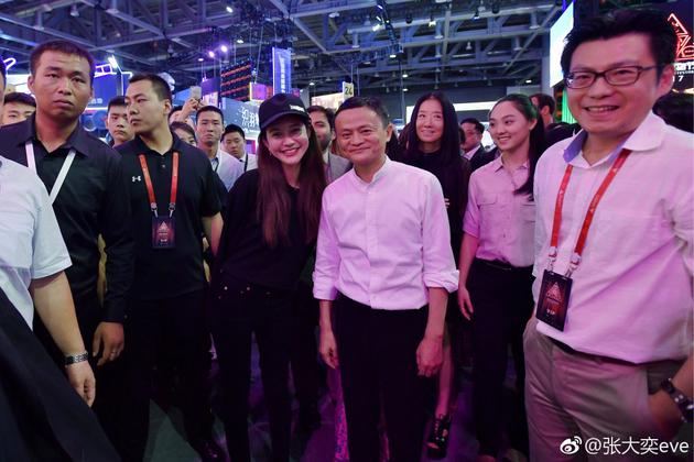 网红张大奕晒与马云合影 弯腰配合"爸爸"身高
