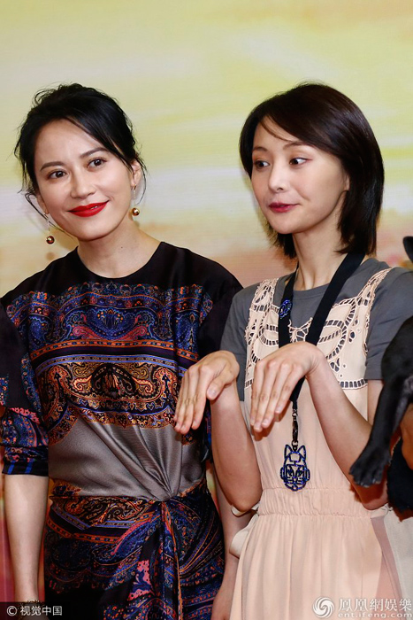 郑爽合影抢主位惹争议 女主倪妮似面色不悦