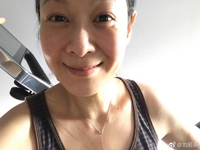 刘若英与奶奶素颜同框 素颜出镜还是当年那个奶茶