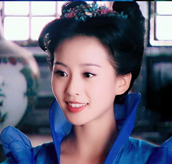 17岁出道演《仙剑》无绯闻 被大16岁老公宠上