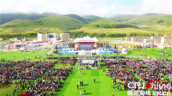 阿坝县扎崇文化旅游节拉开帷幕,开幕式吸引了来自全国各地三万余名