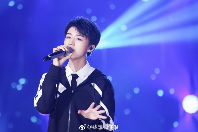 王俊凯《我想和你唱》深情唱歌 青春帅气长腿