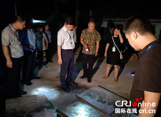 图片默认标题_fororder_正在检查排污企业的排污口。（温江区和盛镇-供图）