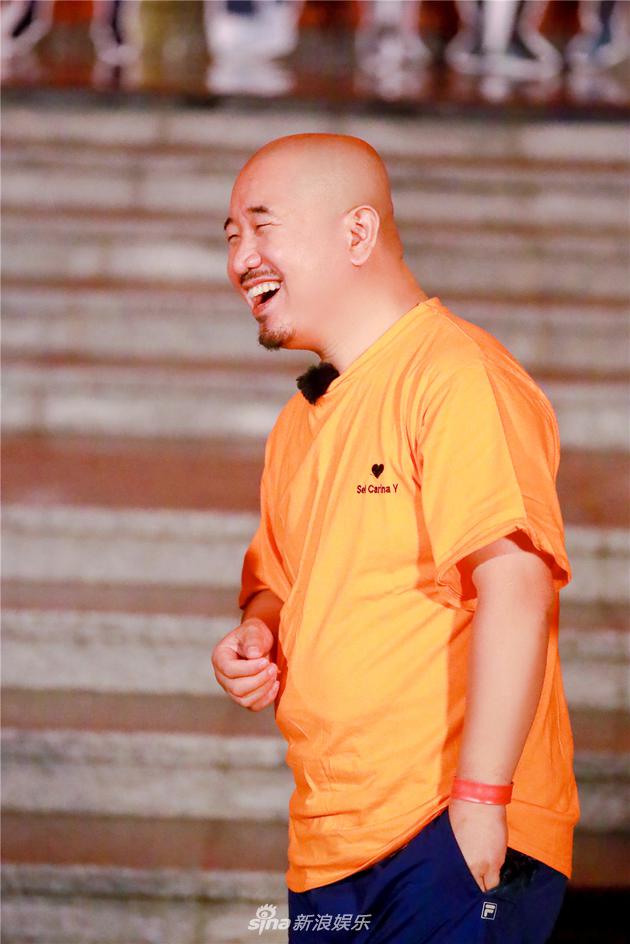 王小利背赵丽颖唱"猪八戒背媳妇" 直呼:有点沉