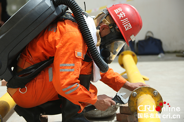 图片默认标题_fororder_（7月13日参赛队员在连接矿井排水管-摄影-胡嘉岩）