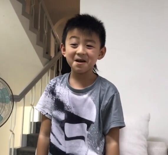 越长越帅张柏芝逗儿子哥俩变表情帝图