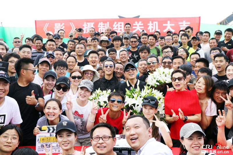 吴磊《影》正式杀青,发合影感恩导演张艺谋