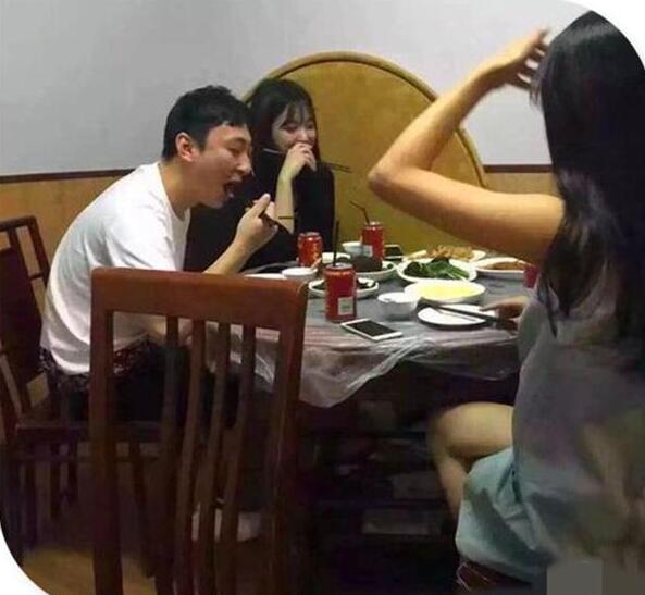 ˼ϷͷӣǰŮ۾