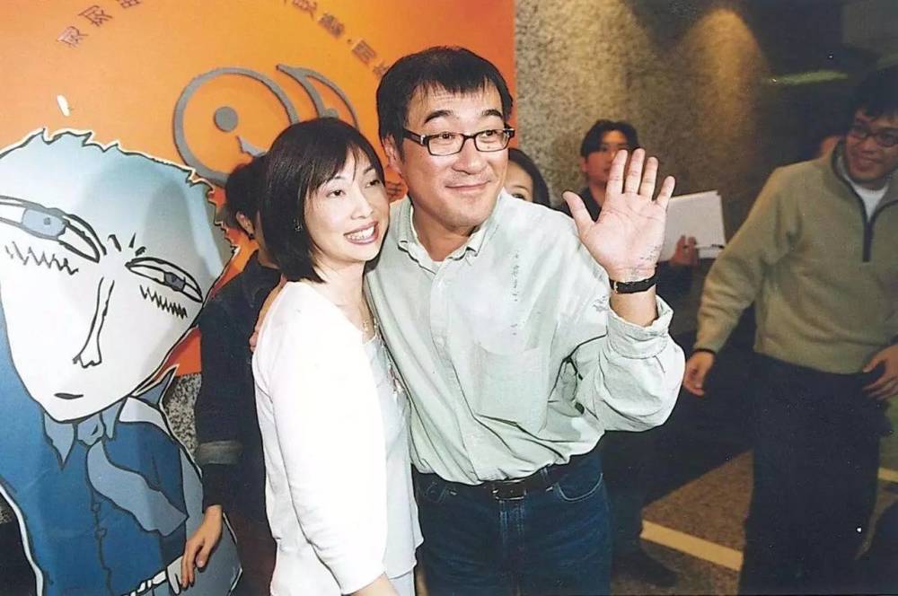 林忆莲携小男友亮相!满脸络腮胡超体贴