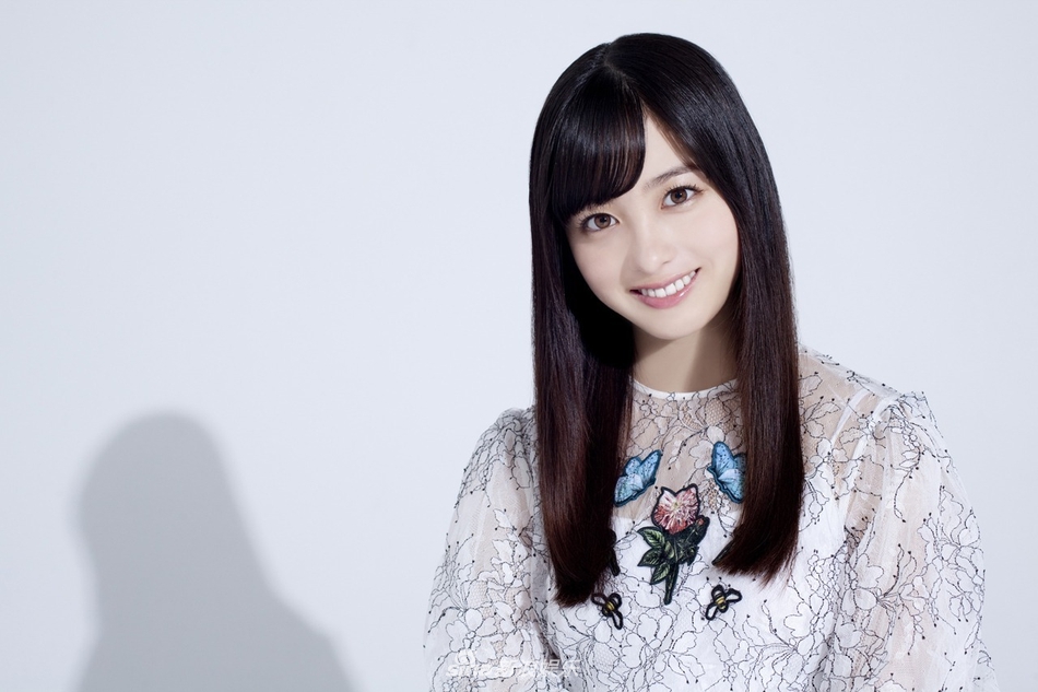 新浪娱乐讯 近日,日本“千年一遇美少女”桥本环奈一组清新写真曝光,小天使一头黑长发,笑容灿烂,尽显无比可爱。