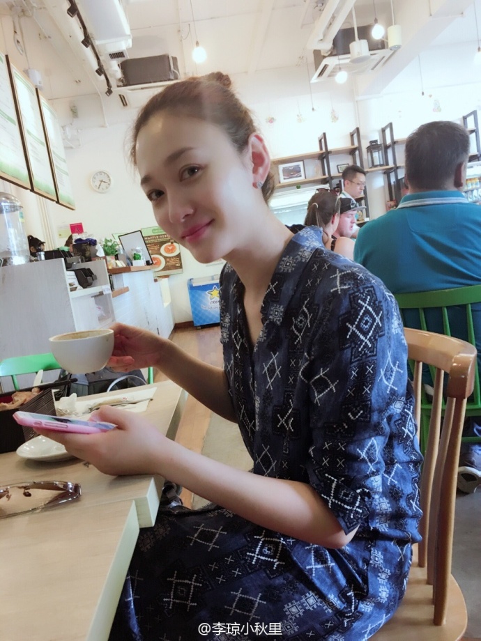 李小冉晒了一张正面照 除了长腿啥也看不清