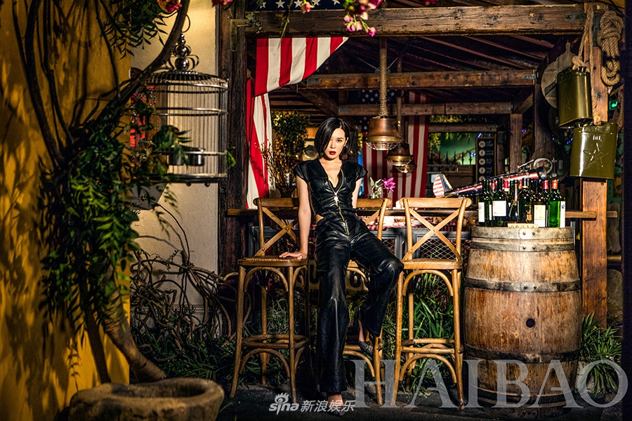 余男化身摩登酒馆女郎 玩转“性感冷艳风”