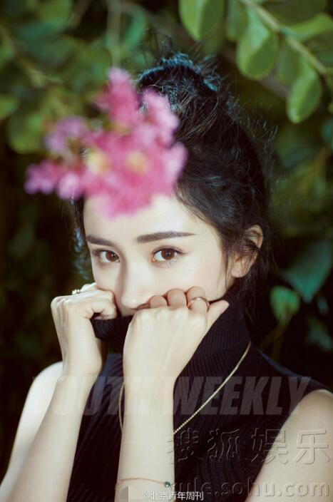 这次走成熟路线！杨幂拍大片顾盼生辉女人味足