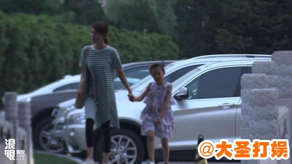 唐晶真实版幸福！袁泉夏雨带女儿和好友聚餐