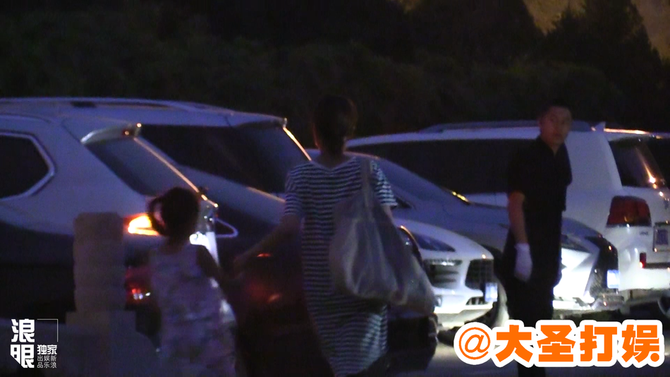 唐晶真实版幸福！袁泉夏雨带女儿和好友聚餐