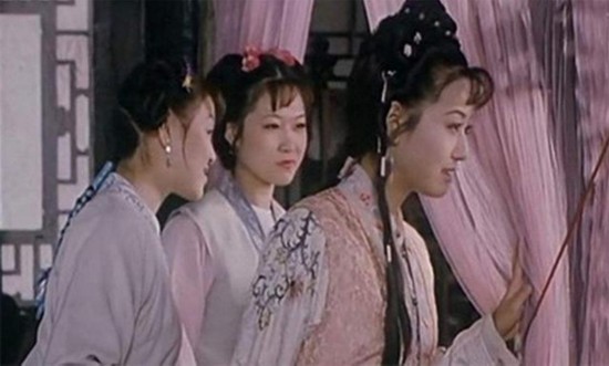 这是她2000年的一部电影《聊斋-席方平》,男主是沙溢.