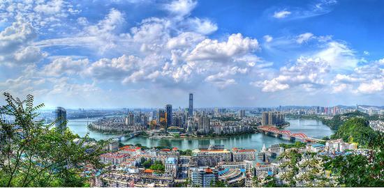放眼眺望,柳州全城景色尽收眼底,也是拍摄柳州全景的绝佳地点